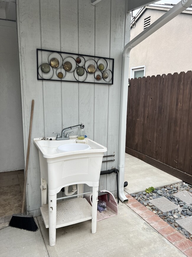 Building Photo - 10628 Genesta Ave