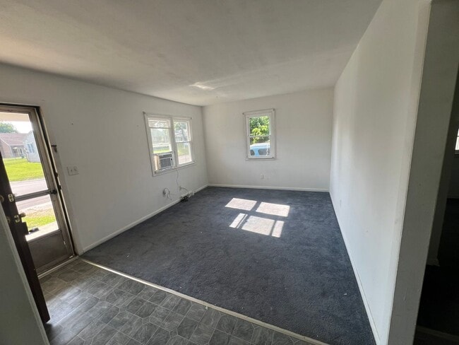 Building Photo - 2 bed, 1 bath and cute