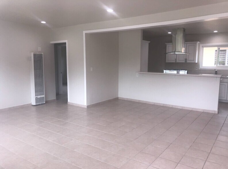 Building Photo - 5461 Kingsley St