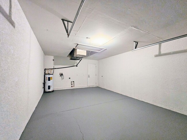 Building Photo - Move-in Ready 3 BR & 2 BA
