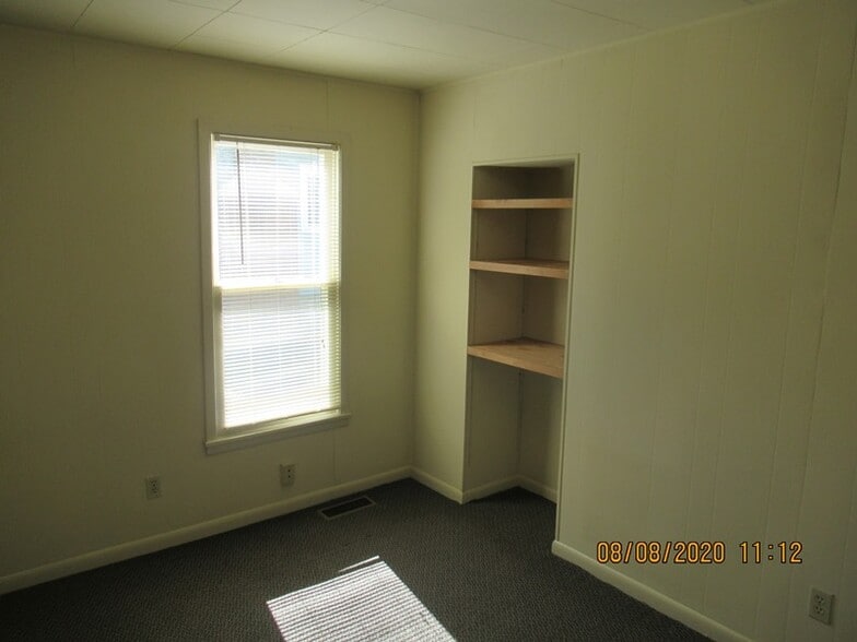 Building Photo - 419 E 12th St