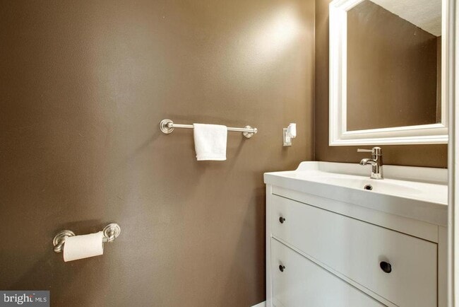 Building Photo - 3400 Oak W Dr