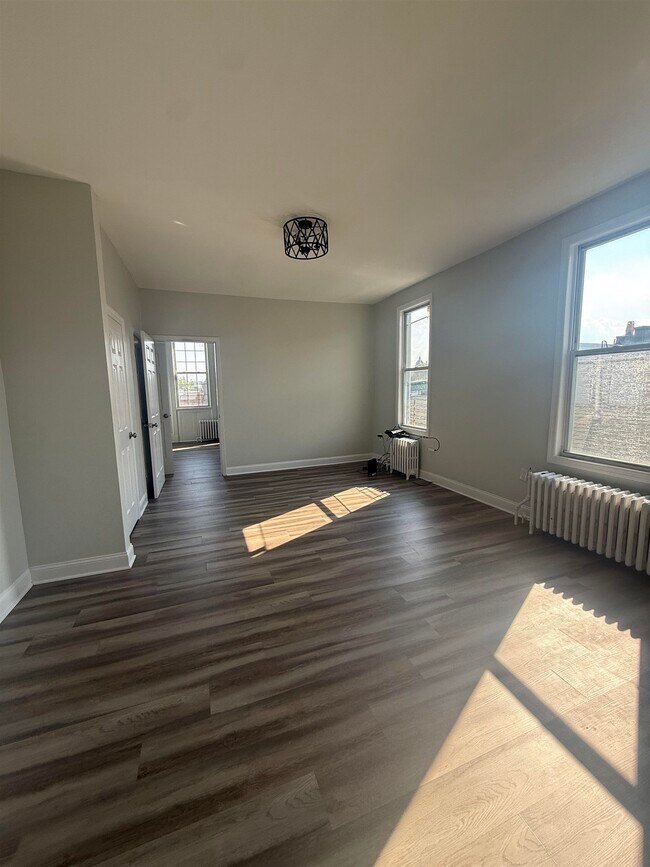 Building Photo - 316 26th St