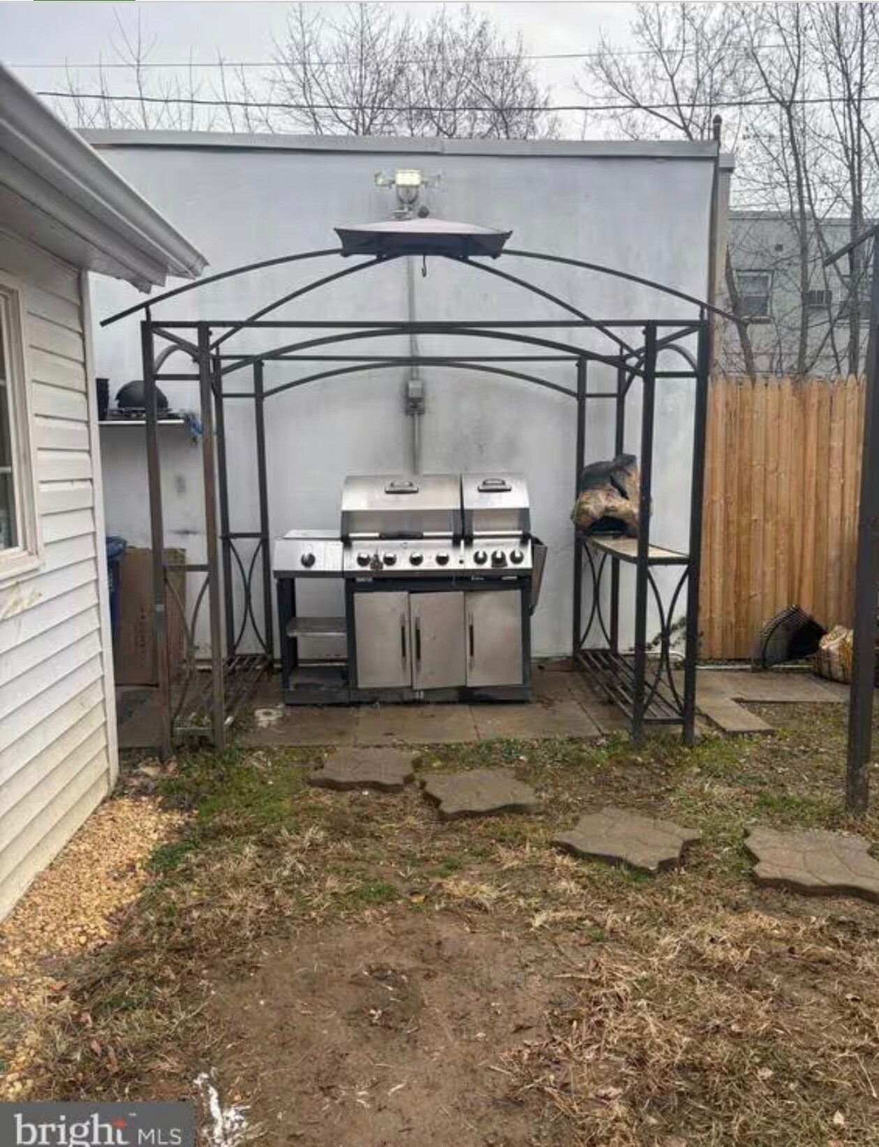 Backyard with barbecue and fire pit - 320 Loney St