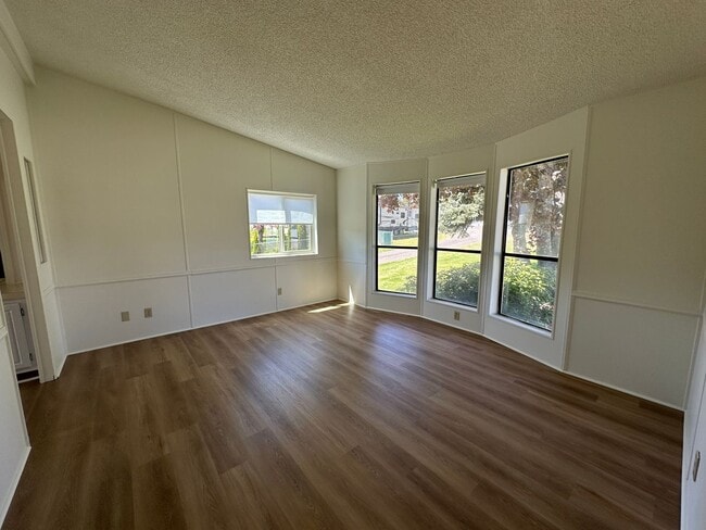 Building Photo - 3817 Summit Dr