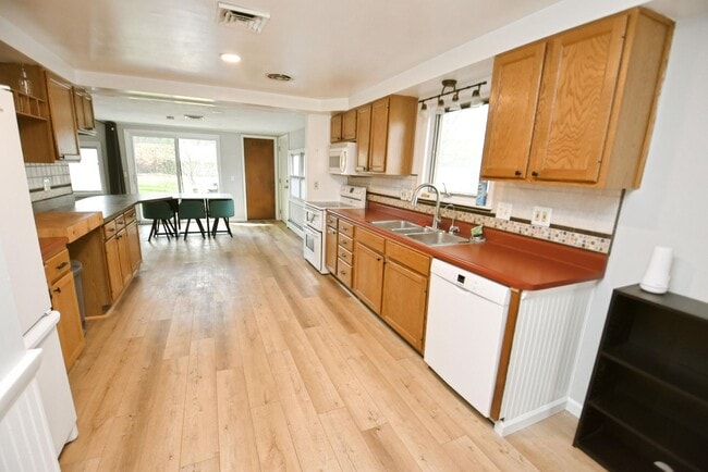 Building Photo - 3 bedroom 2 bath ranch style home in South Bend IN