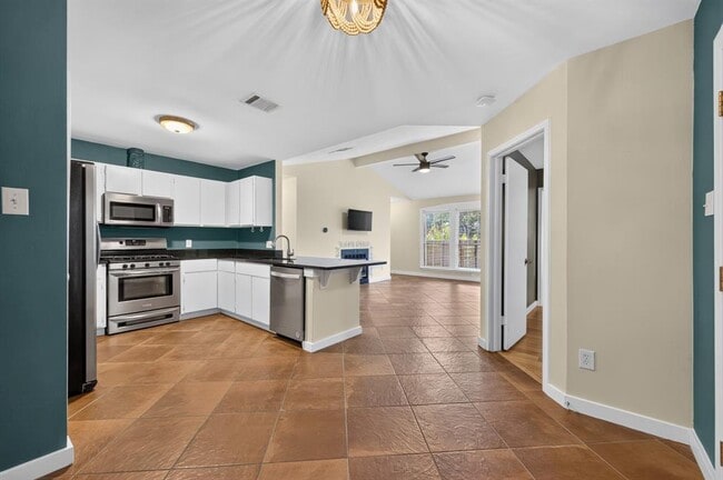 Building Photo - 801 Kavanagh Dr