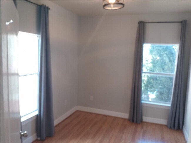 Building Photo - 1901 Crossing Pl