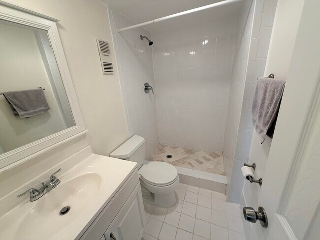 Building Photo - 9230 Lagoon Pl