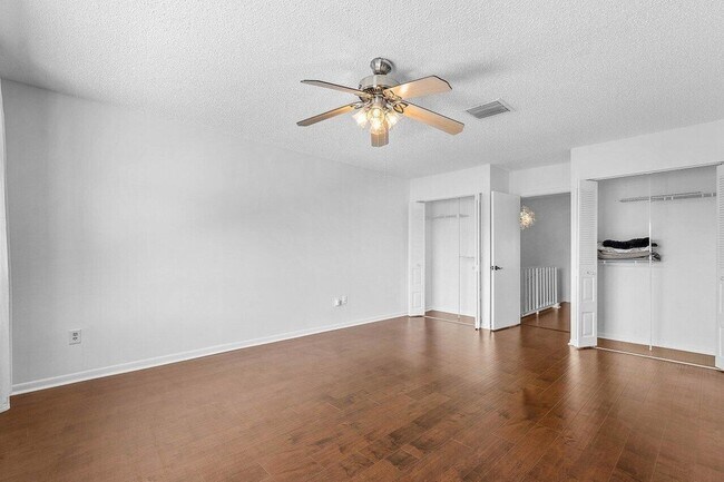 Building Photo - 8566 Casa Del Lago