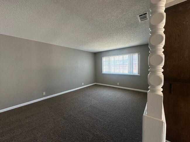 Building Photo - 1175 E Edison St