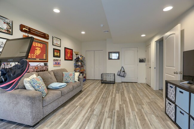 Building Photo - 4 bedroom townhome