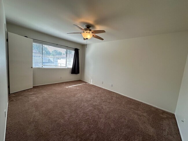 Building Photo - Westlake Village Upper Unit in Village Gre...