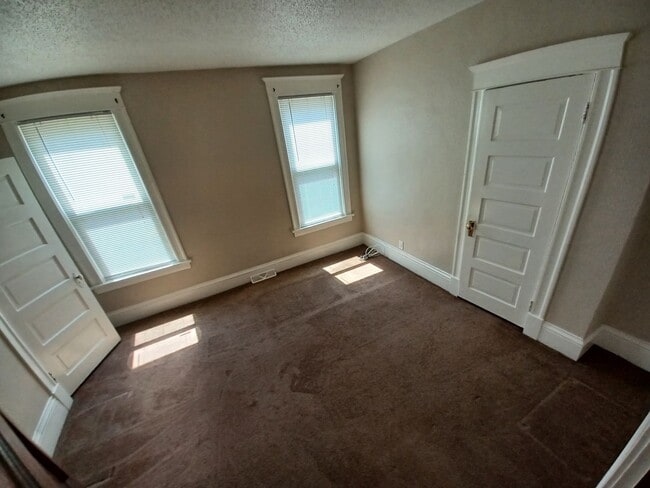 Building Photo - This spacious 3-bedroom lower level duplex...