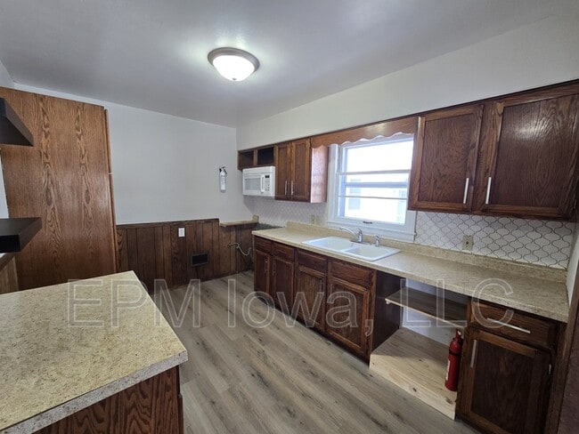 Building Photo - 1147 Bourland Ave