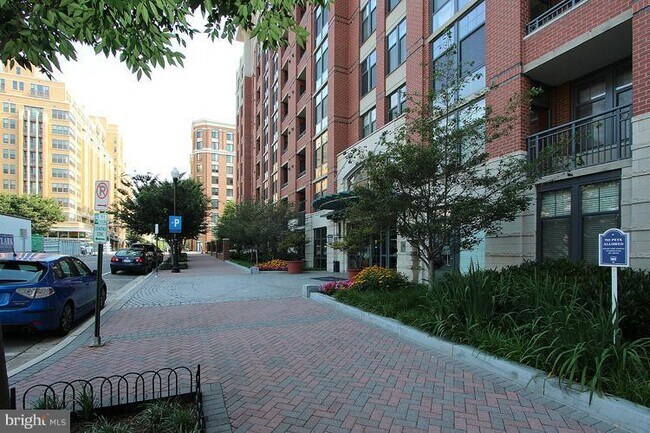 Building Photo - 1021 N Garfield St