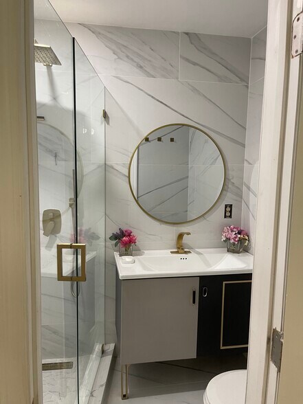 Master bedroom bathroom - 13909 SW 57th Ln
