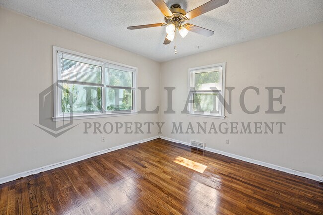 Building Photo - 3026 S Vine St