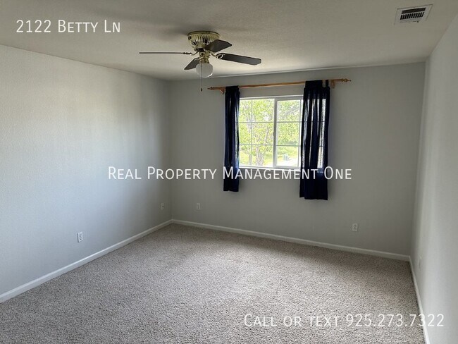 Building Photo - 2122 Betty Ln