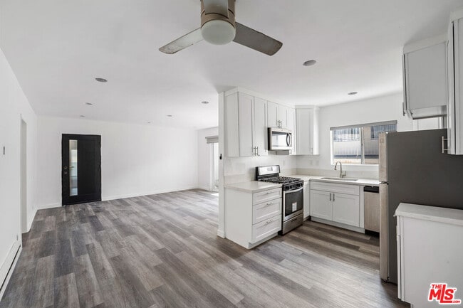 Building Photo - 733 Hayworth Ave