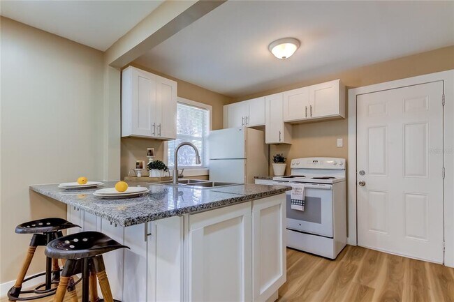 Building Photo - 1800 12th Ave S