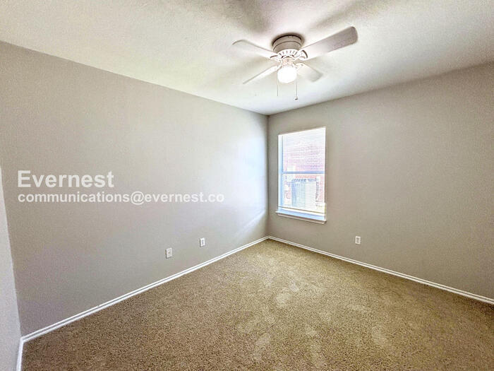 Building Photo - 306 Mossy Rock Dr