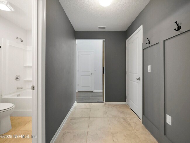 Building Photo - 597 Meadow Ridge Dr