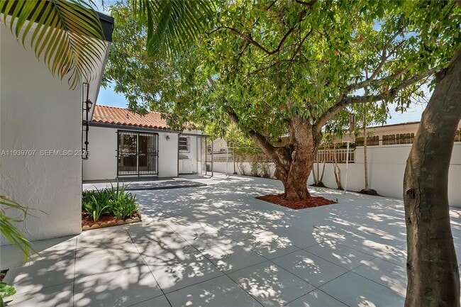 Building Photo - 2327 SW 22nd Terrace