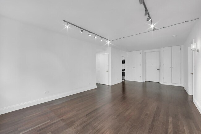 Building Photo - 155 W 70th St