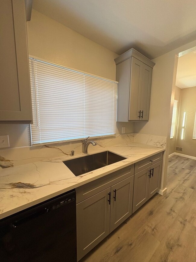 Building Photo - Fully Renovated 3 bed, 2 bath Home