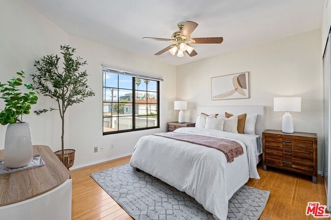 Building Photo - 102 N Sweetzer Ave