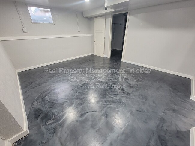 Building Photo - 400/402 Barth Ave