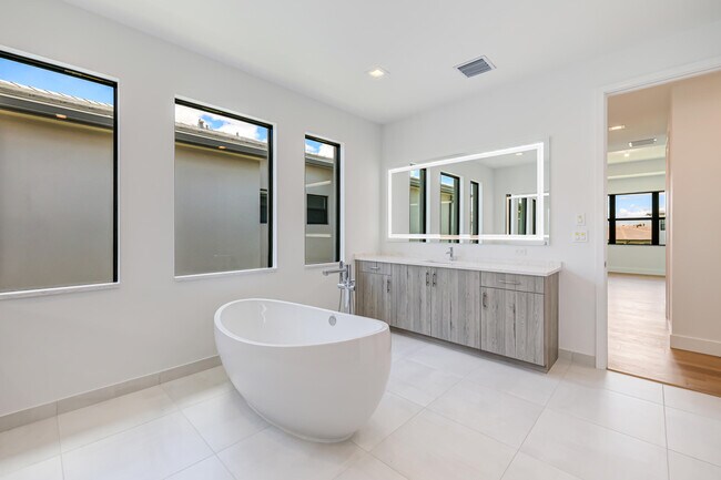 Building Photo - 9451 Riverside Pk Dr