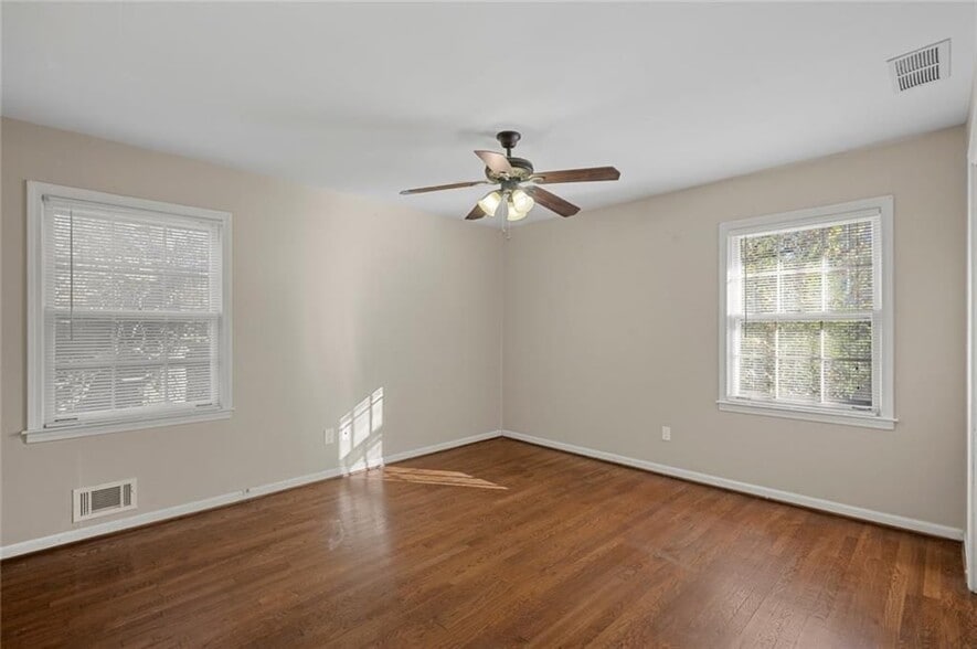 Building Photo - 2857 Fontainebleau Dr