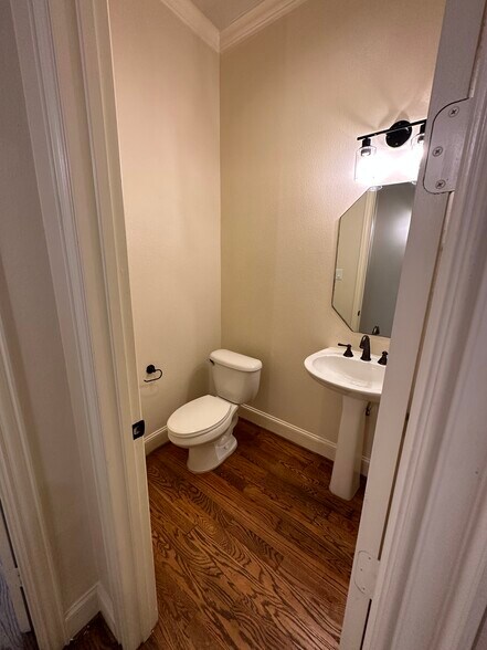 Building Photo - 6353 Richmond Ave