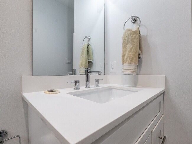 Building Photo - "Charming 4-Bed Houston Haven with Elegance on East 32nd Street!"