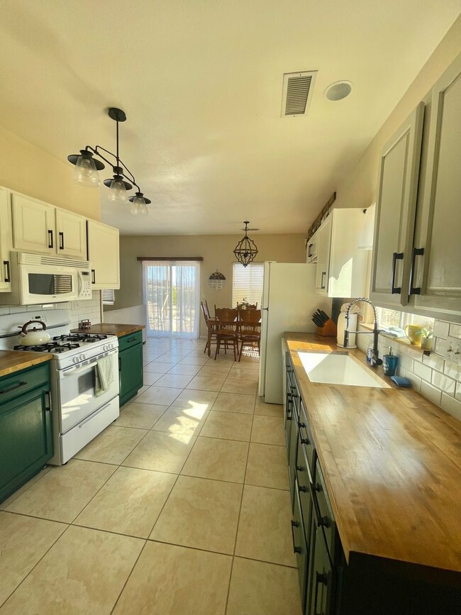 Building Photo - 3 Bedroom 2 Bathroom Home, Conveniently Lo...