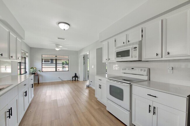 Building Photo - 10452 Greentrail Dr S