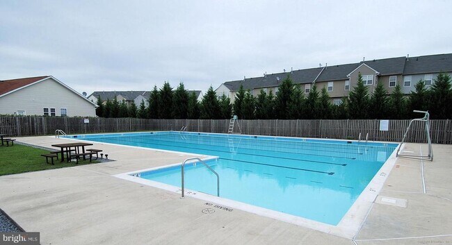Building Photo - 152 Fieldstone Ct