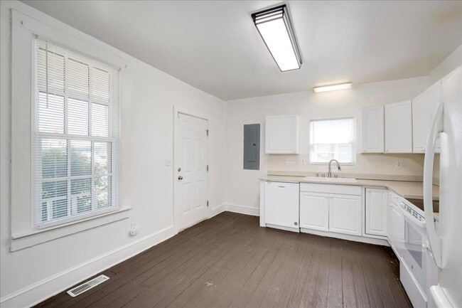 Building Photo - 1606 Broad St