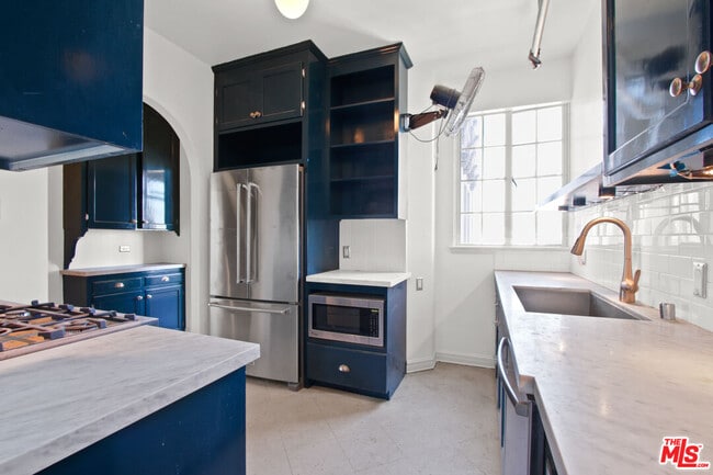 Building Photo - 450 N Rossmore Ave