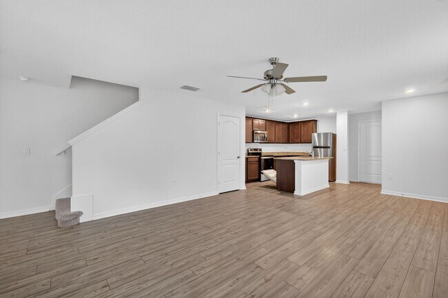 Building Photo - 3BR Townhome in Tavares with Open Floor Plan & Community Playground