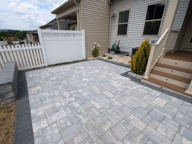 Building Photo - Stunning villa in the Harrison Terrace com...