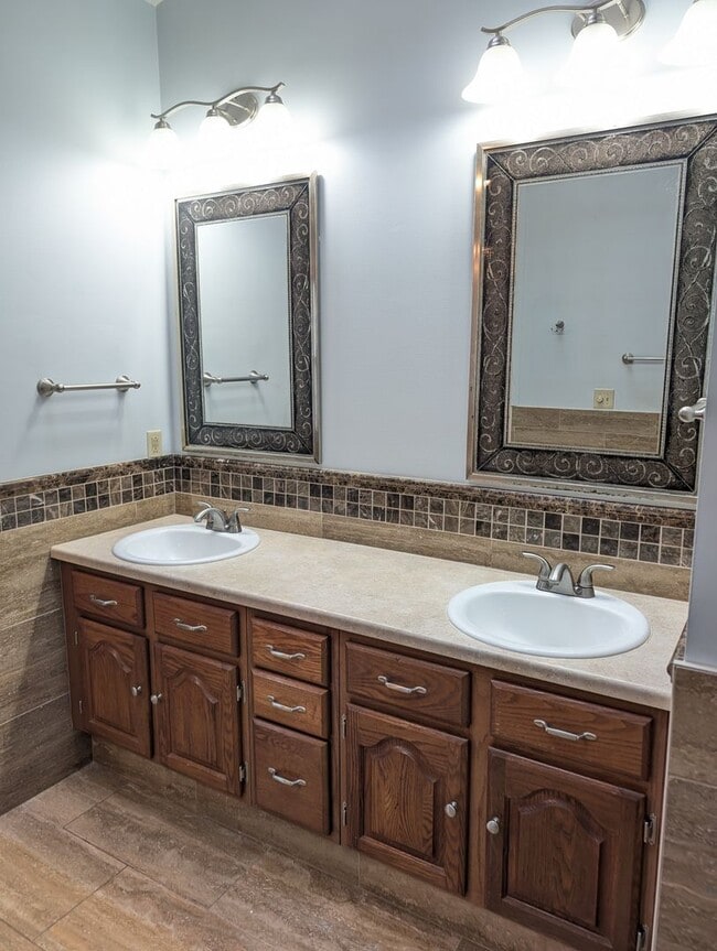 Building Photo - 4 Bedroom Beavercreek Home - AVAILABLE NOW!