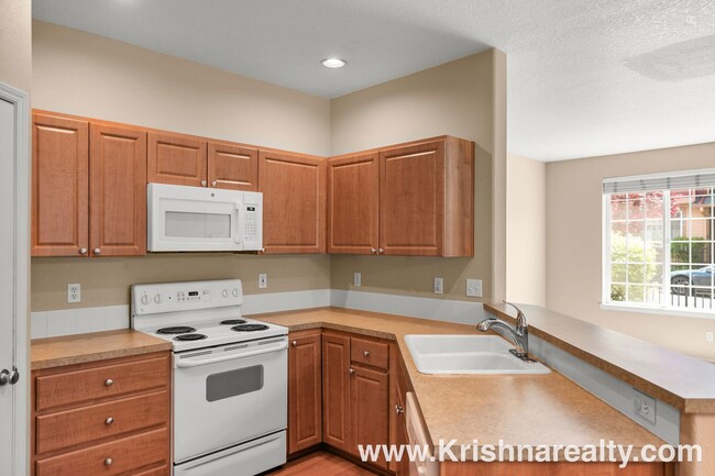 Building Photo - Lovely 3 BD* 2.5 Arbor Station Townhome Av...