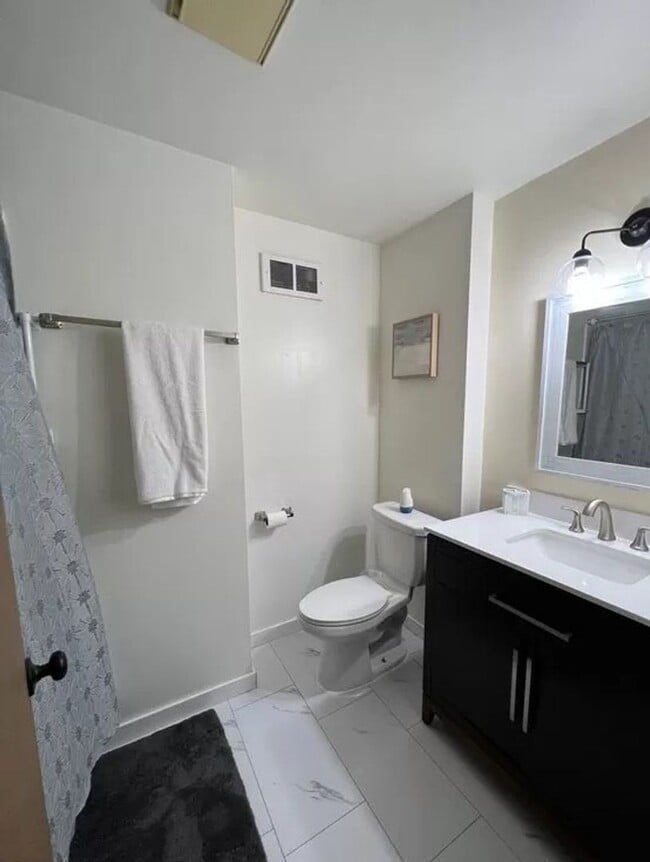 Building Photo - Quiet 3 Bedroom 2 Bathroom House