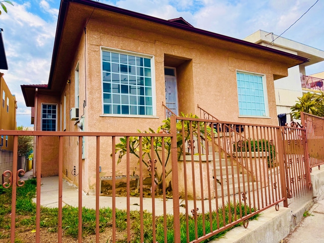 Building Photo - Charming Vintage Two-Bedroom Bungalow with Dining Room & Office