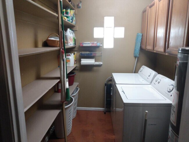 Building Photo - 1327 E Pierce St