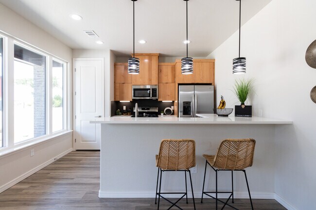 Single Story (2 bed/2 bath) - 406 38th St