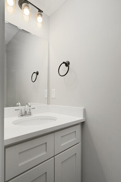 Building Photo - 1619 S Highland Park Ave